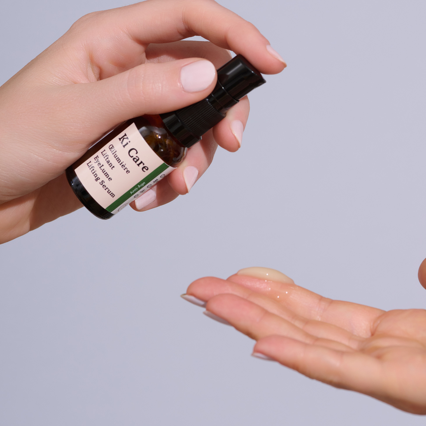 Contorno de Ojos Revitalizante con Ginseng, flores blancas y extracto de café, y escualeno vegetal